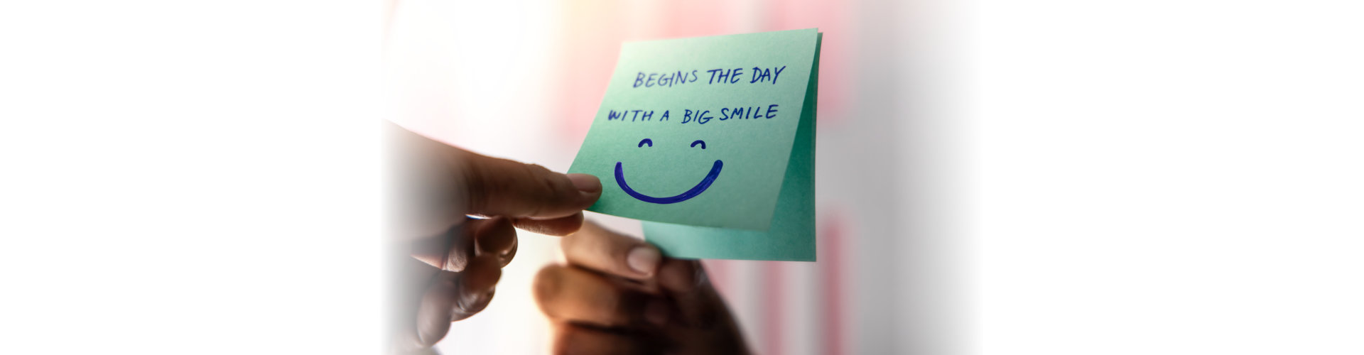 Begins the day with a big smile written in a sticky note